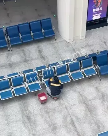 合肥站保洁阿姨认真擦座椅